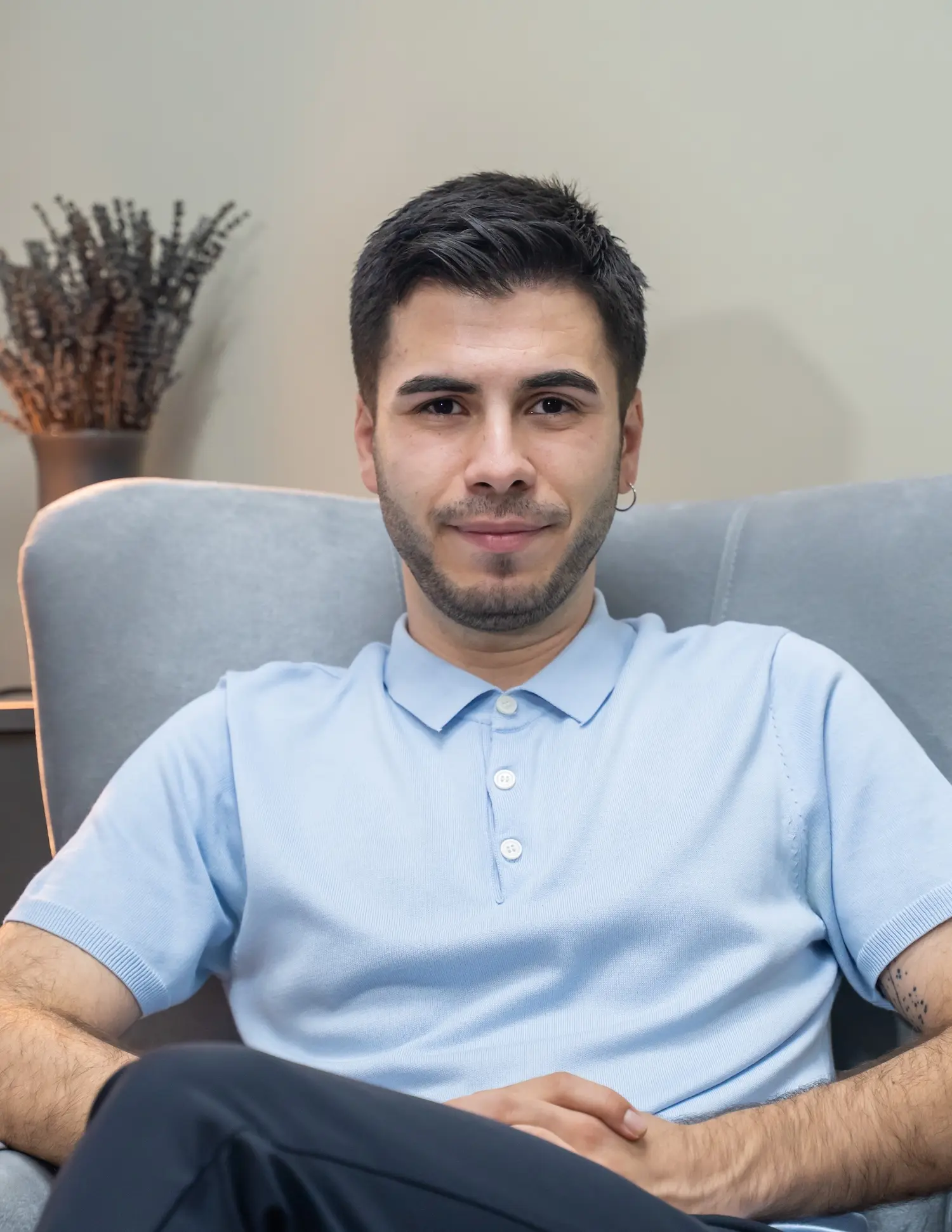 Antalya Psikolog Uzmanı M. Ulaş Kaplan terapi odasında profesyonel portre çekiminde